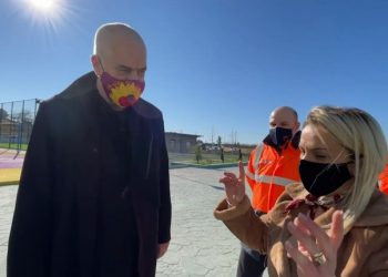 Nga basketbolli tek dhurata e nxënësve/ Rama në shkollën e rindërtuar në Laç merr dhuratë një rrënjë ulli