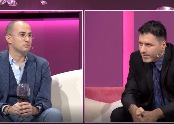 Pronari i restorantit hiqet si i dashuruar me bashkëshorten e tij, si reagon italiani para kamerave