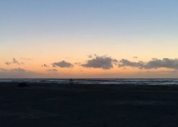 Bregdeti i Semanit/ Dy sërfistë ngecin 1 km nga  rrjedha e Semanit