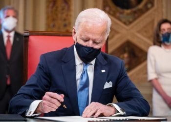 Presidenti Biden nënshkruan tre dokumentat e para
