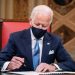 Presidenti Biden nënshkruan tre dokumentat e para