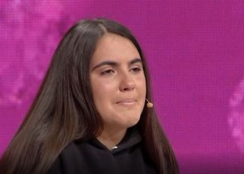 Prekëse! E rrethuar nga varfëria, 14-vjeçarja qep këpucë gjithë natën për të siguruar bukën