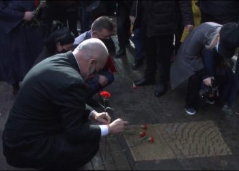Rama dhe familjarët e viktimave të 21 janarit vendosin karafila të kuq në vendet ku u vranë 4 protestuesit