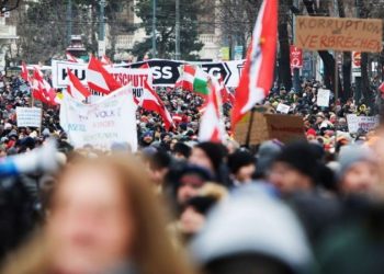 Zgjatja e masave kufizuese/ Mijëra austriakë protestë në rrugët e Vjenës
