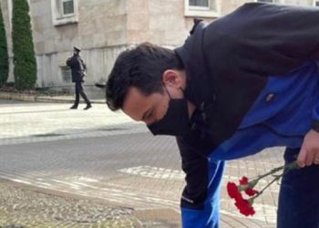 Veliaj vendos lule në Bulevard për të vrarët e ’21 janarit’: Ditë reflektimi për të mos harruar, drejtësia e re të ndreqë atë që s’bëri dot e vjetra