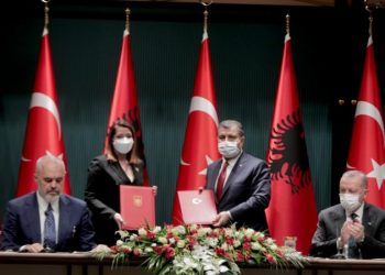 Firmoset marrëveshja/ 100 pacientë do të trajtohen falas në Turqi