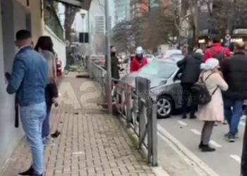 Aksident i rëndë në Tiranë, dy makina përplasen para Ambasadës Italiane (VIDEO)