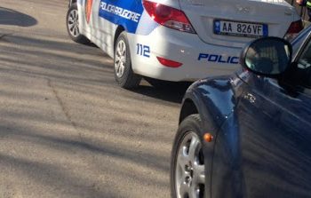 Aksident në Tiranë, tre të plagosur nga përplasja e dy mjeteve