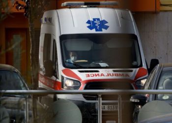 E rëndë në Tiranë, gruaja bie aksidentalisht nga lartësia