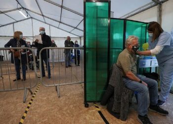 Alarmi në Britani: Të vaksinuarit mund të përhapin Covid-19