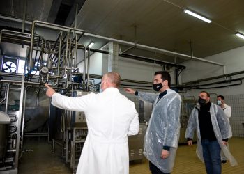 Veliaj thirrje fermerëve në Kavajë: Merrni kartën e naftës, mundësi për investim dhe rritje të aktivitetit tuaj