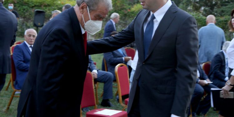 Ish Kryeministri Sali Berisha dhe Kreu i PD Lulzim Basha gjate ceremonise ku ish Presidenti, Rexhep Meidani u vleresua me "Dekoraten e Flamurit Kombetar", ne 76-vjetorin e tij te lindjes. Dekorata iu dha ish-presidentit me motivacionin “Ne shenje vleresimi dhe mirenjohjeje ndaj pergjegjesise se larte shteterore dhe atdhetare te treguar si President i Republikes se Shqiperise ne vitet 1997-2002"./r/n/r/nFormer PM Sali Berisha and DP Leader Lulzim Basha during the ceremony where former President Rexhep Meidani was awarded the "National Flag Decoration", on his 76th birthday. The award was given to the former president with the motivation "As a sign of appreciation and gratitude for the high state and patriotic responsibility shown as President of the Republic of Albania in the years 1997-2002".