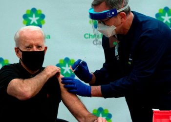 Joe Biden merr dozën e dytë të vaksinës anti-COVID para kamerave