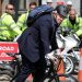 FOTO/ Polemika në Angli, vendi në lockdown, Boris Johnson xhiro me biçikletë