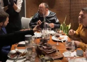 Darka e Dubait që “çmendi” rrjetin dhe frika e opozitës, që retushon personazhet