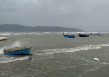 Moti i keq, pezullohet lundrimi i mjeteve të vogla detare dhe anijeve të peshkimit në Vlorë