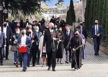 Sot nuk jemi ende me kokën lart