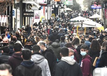 FOTOT/ Uljet e dimrit nxjerrin mijëra njerëz në rrugët e Athinës, thyhen rregullat