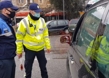 Gjobiten 413 qytetarë pa maska mbrojtëse, ndëshkohen edhe 5 të tjerë që lëvizën gjatë orarit të ndaluar