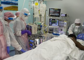 Çdo 30 sekonda shtrohet në spital një pacient me COVID në Britani