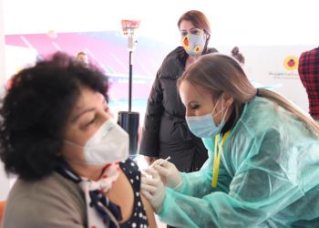 Java e dytë e vaksinimit në Shqipëri, stafi i pavionit Covid të pediatrisë merr dozën e parë