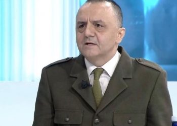 “I blej lirë, më japin pushtet! Rama mbase më ka zili”/ Lame tregon dashurinë për xhaketat ushtrake: Armatosa shokët kur Nano iku nga pushteti