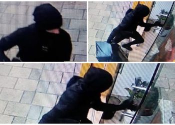FOTO/ I veshur me të zeza, i maskuar dhe me një çadër me vete. Momenti kur 21-vjeçari hyn për të grabitur institucionin financiar