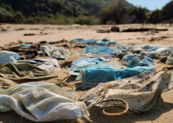 Pandemia, maskat dhe dorezat shtojnë ndotjen e mjedisit