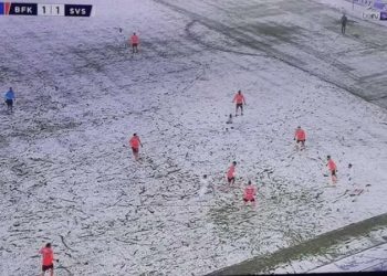 FOTOT/ Me uniforma të bardha në fushën e mbuluar nga bora, lojtarët gati të “padukshëm”