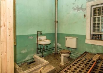 FOTOT/ Del në shitje “shtëpia” me kujtesën e “errët”