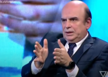 Panariti kundër Berishës për masakrën urbane: Edhe Enveri e ndalonte me ligj banimin rreth hidrocentraleve