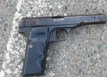 Hedh pistoletën, por i riu në Tiranë nuk i shpëton “Shigjetave”