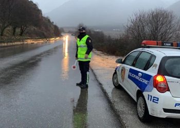 Moti i keq, Policia apel shoferëve: Shmangni udhëtimet në zonat e rrezikshme