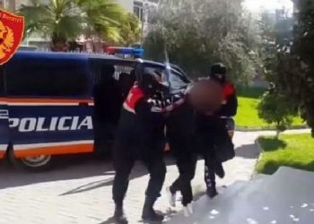 Tre persona tentojnë të vjedhin dyqanin në Fier, policia përplaset me autorët