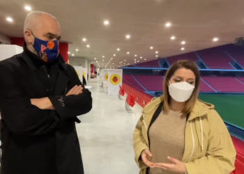 Stadiumi “Air Albania” kthehet në qendër vaksinimi, mbi 60 doza në orë për qytetarët