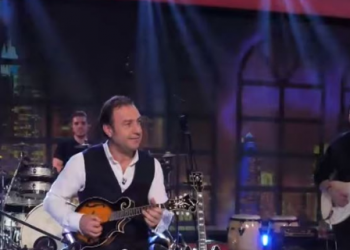 VIDEO/ Eduard Shalsi i ka surprizuar të gjithë. Ministri shfaq për herë të parë talentin që nuk e dinim