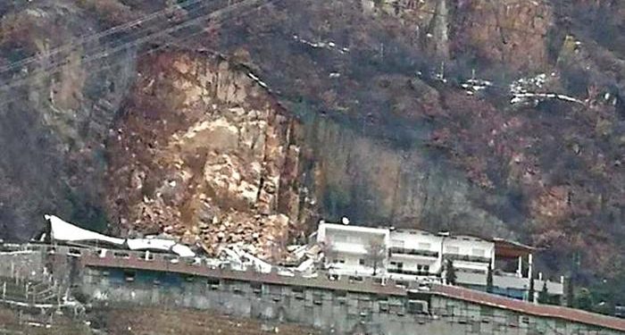 La frana abbattutasi sull'hotel Eberle, Bolzano, 5 gennaio 2021.
L'albergo in questo periodo era fortunatamente chiuso a causa dei provvedimenti anti-covid in Alto Adige. ANSA