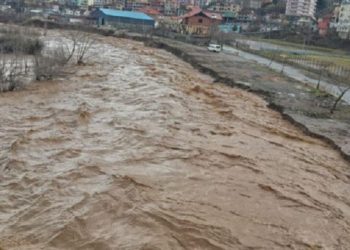 Shkumbini rrezikon të dalë nga shtrati: Banorët të frikësuar, shtabi i emergjencave del në terren
