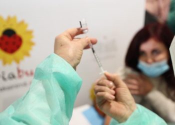 Dita e 5-të e vaksinimit në Shqipëri, asnjë efekt anësor tek 344 mjekët që kanë marrë dozat