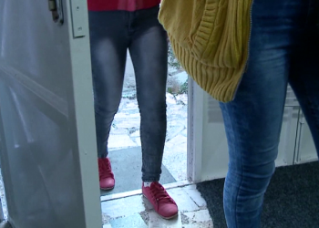 “Më kërcënoi se do më vriste”/ E mitura u abuzua dhe ngacmua seksualisht nga një vajze, policia në kërkim të 24 vjeçares