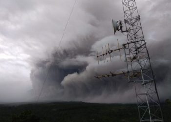 Pamje apokaliptike/ Shpërthen vullkani ‘Semeros’ në Indonezi, tymi ngrihet deri në 5.6 km lartësi!