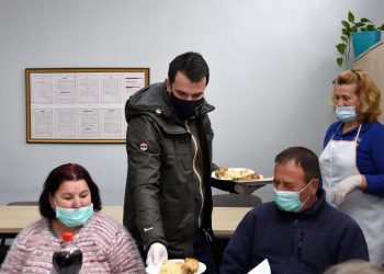 Veliaj vizitë në qendrën sociale “Strehëza” në Shkozë: “Mbani afër njerëzit e zemrës, 5 qendra sociale në gatishmëri për këdo që ka nevojë”