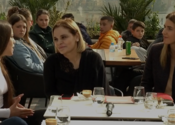 “Jemi të gjithë me nga dy punë”/ Si ia çmontoi studentja e LRI tezën e papunësisë Kryemadhit live ne tv
