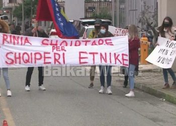 “Kosova nuk është Krimea”, të rinjtë protestë para ambasadës ruse në Tiranë