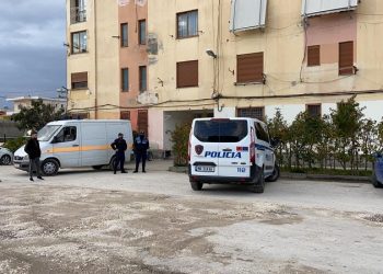 E rëndë në Vlorë/ 60-vjeçari vetëvaret me litarë në banesën e tij