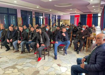 PD vazhdon që të mos respektojë masat/ Alibeaj mbledh 40 veta në një sallë