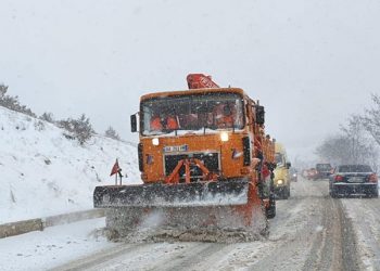 Reshjet e dendura të dëborës/ Vështirësohet kalimi në disa akse, autoritetet këshillojnë gomat dimërore dhe zinxhirët