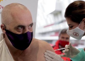 Mbërritja e 1170 vaksinave anti-COVID të kompanisë Pfizer, sot injektohet doza e dytë te ‘Air Albania’, një prej tyre edhe Rama