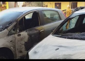 Bie flakë në garazhin e pallatit në Tiranë, digjen katër makina