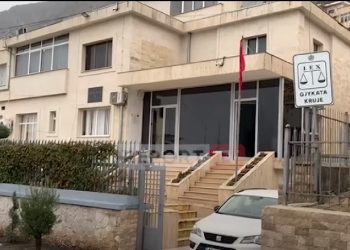 Zbardhet skema! Gjyqtarja Enkelejda Hoxha 12 mijë euro për lirimin e të dënuarit, roli që kishte avokatja dhe sekretarja